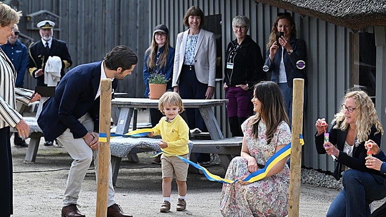 El Príncipe Julián inaugurando el parque infantil en Halland