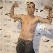 Steve-O, de 'Jackass', va más lejos que nadie y se tatúa un pene en la cara