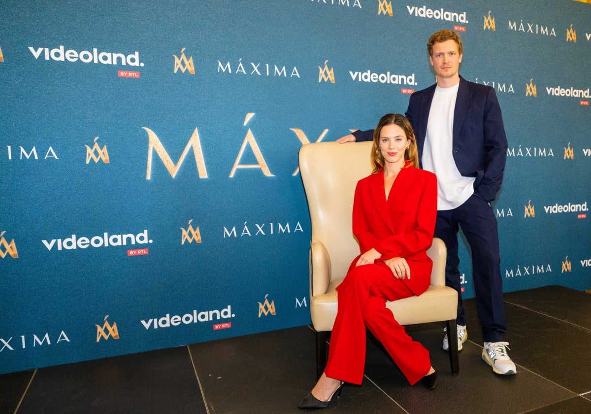 Los actores Delfina Chaves y Martijn Lakemeier en el estreno de 'Máxima' en Países Bajos