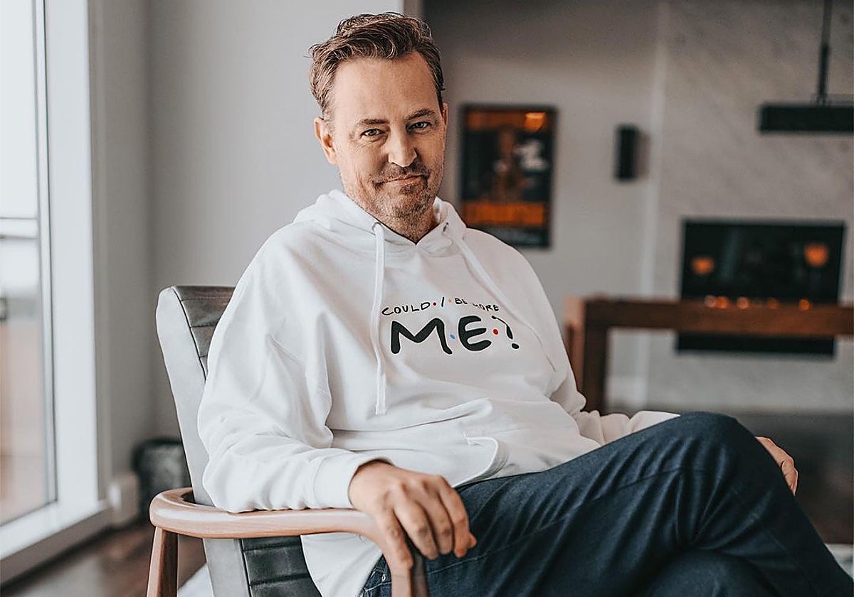 Matthew Perry posando en su casa