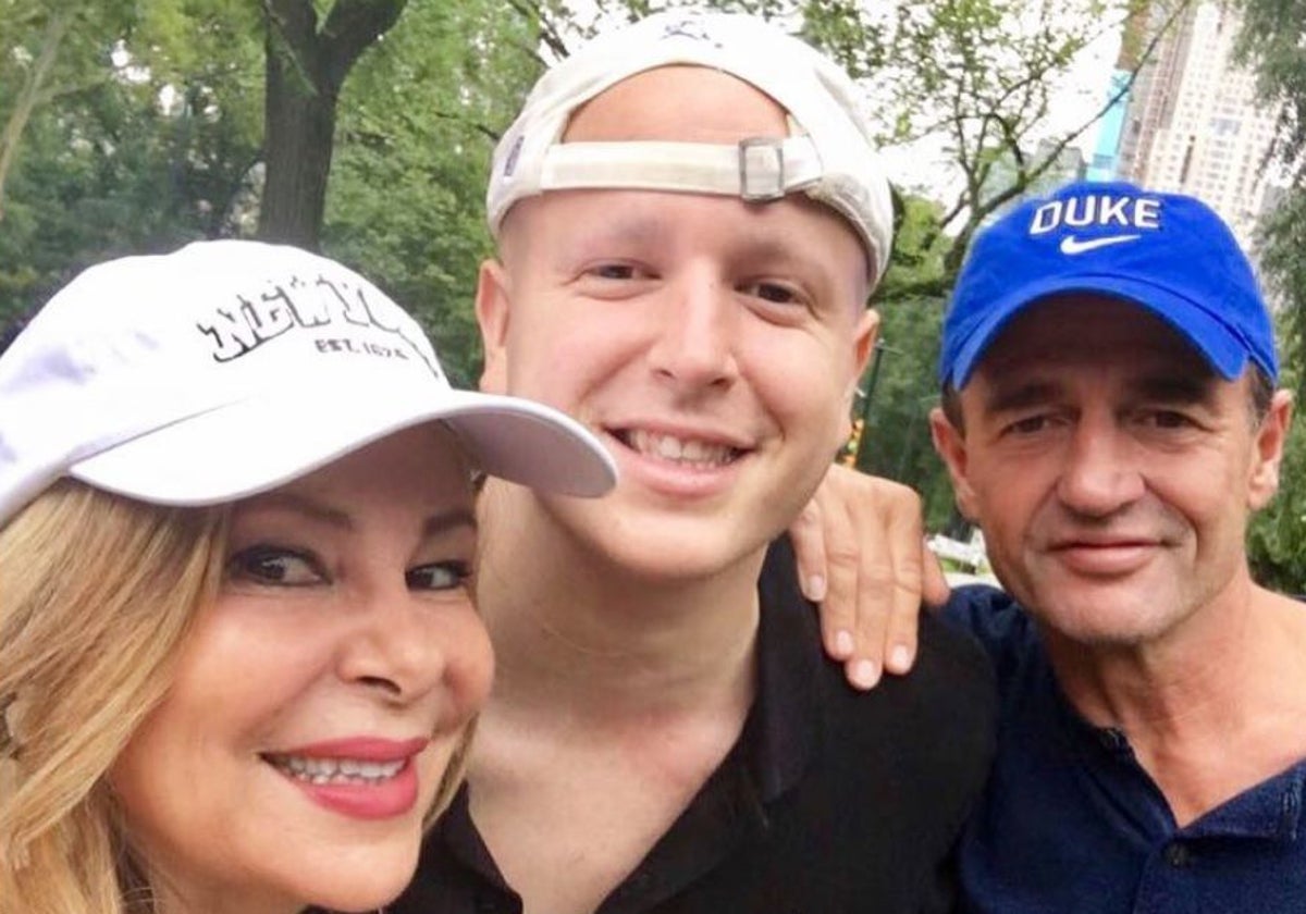 Ana Obregón y Alessandro Lequio junto a su hijo