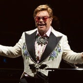 De chaquetas de lujo a batas Versace: Elton John subasta parte de su ropa