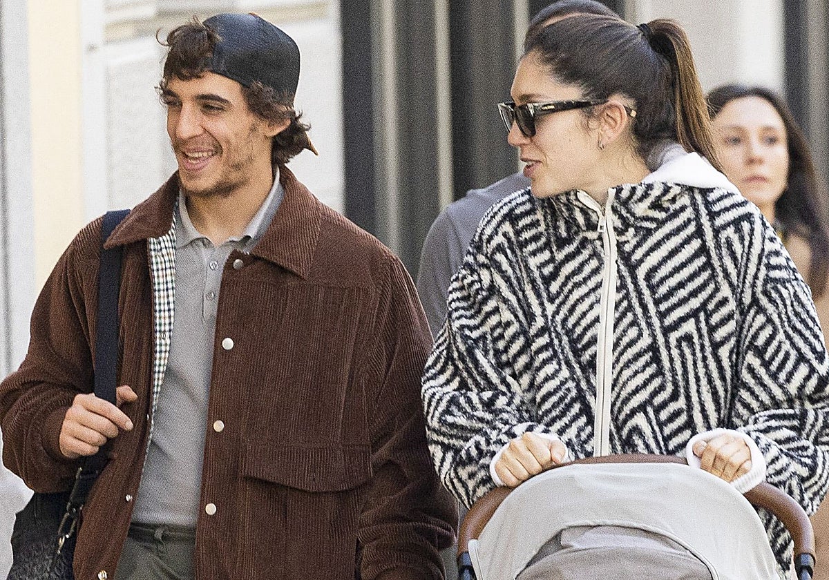 Miguel Herrán y Celia Pedraza, paseando a su hijo común