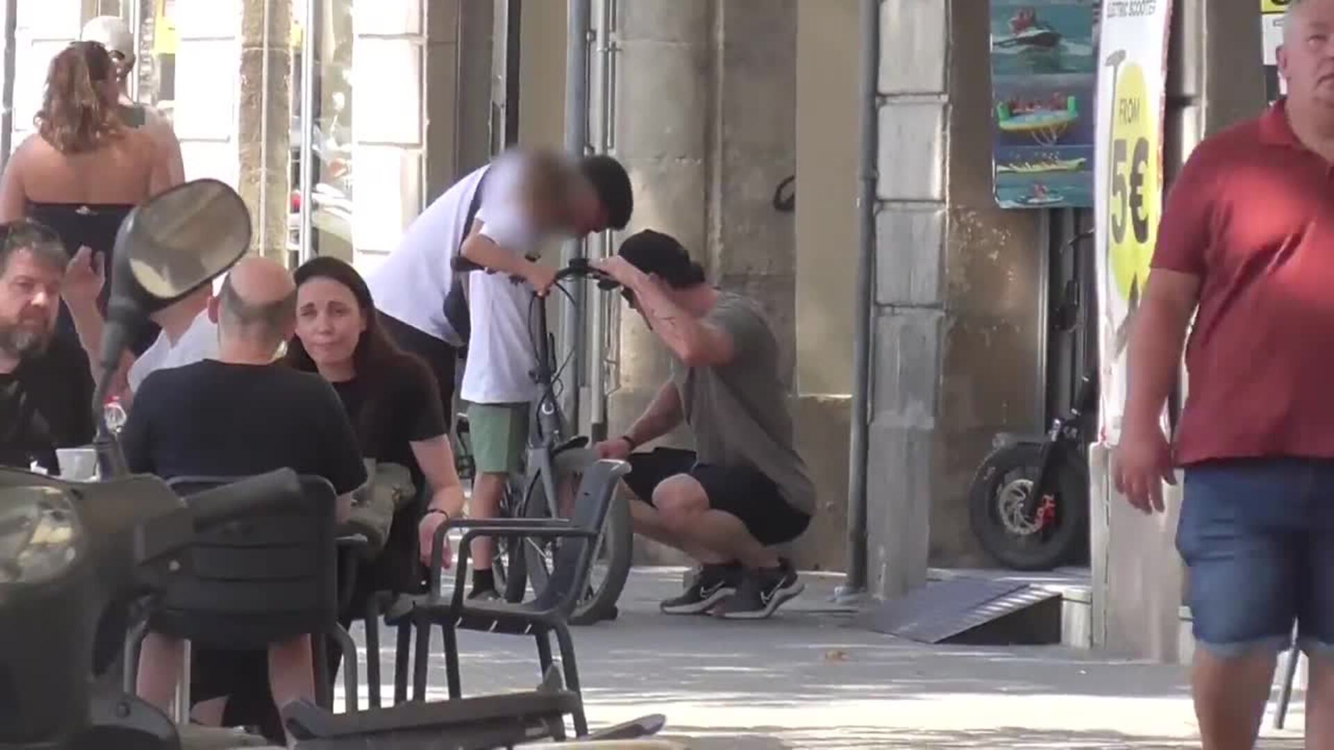 Elsa Pataky y Chris Hemsworth disfrutan de un plan en familia en Barcelona