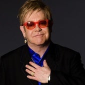 Elton John orina dentro de una botella en una zapatería