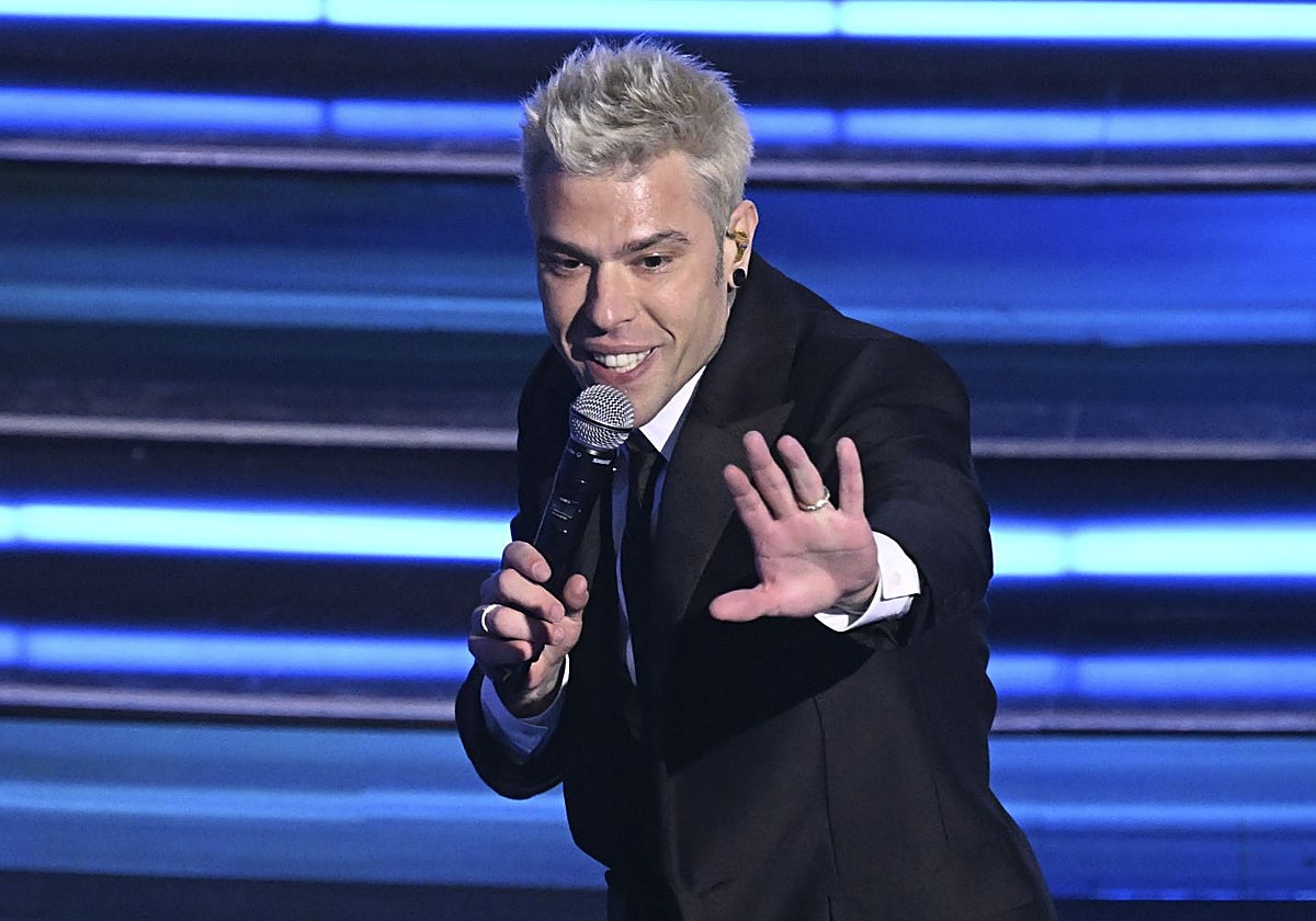 Ingresan al rapero Fedez por una hemorragia interna provocada por su enfermedad