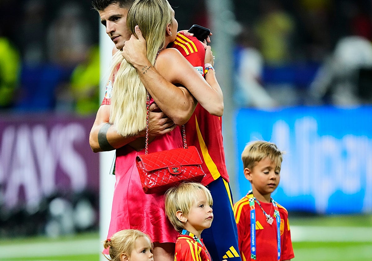 Álvaro Morata y Alice Campello se abrazan junto a sus hijos en la última Eurocopa.