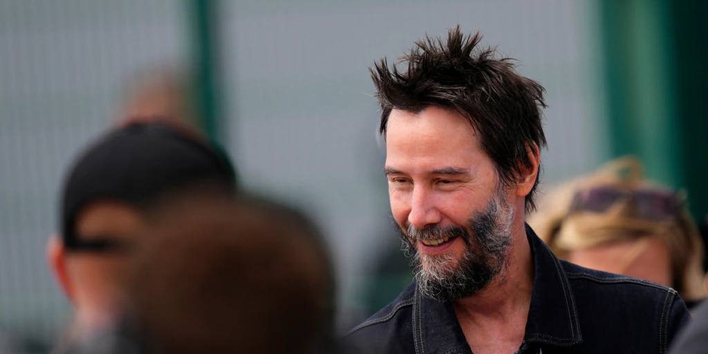 Keanu Reeves revela su proceso de introspección escribiendo su primera novela Pienso en la muerte