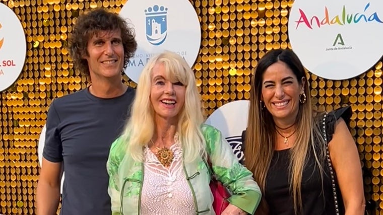 Gunilla junto a su hijo, Francisco Ortiz, y su mujer, Elisabet Dutú, en Marbella