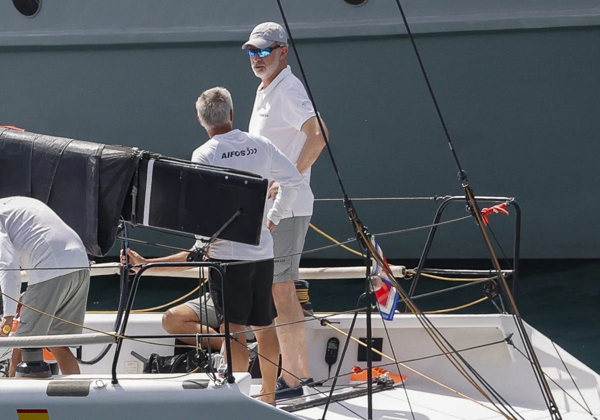 Felipe VI se reencuentra con su tripulación en una salida privada al mar