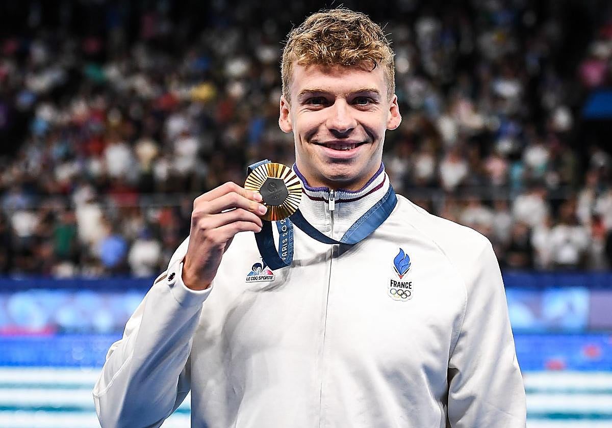 El nadador francés Leon Marchand con su medalla de oro en los Juegos Olímpicos de París