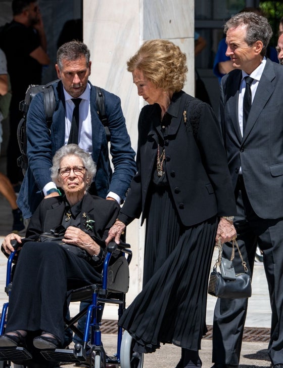 Doña Sofía y su hermana, la Princesa Irene, en el entierro
