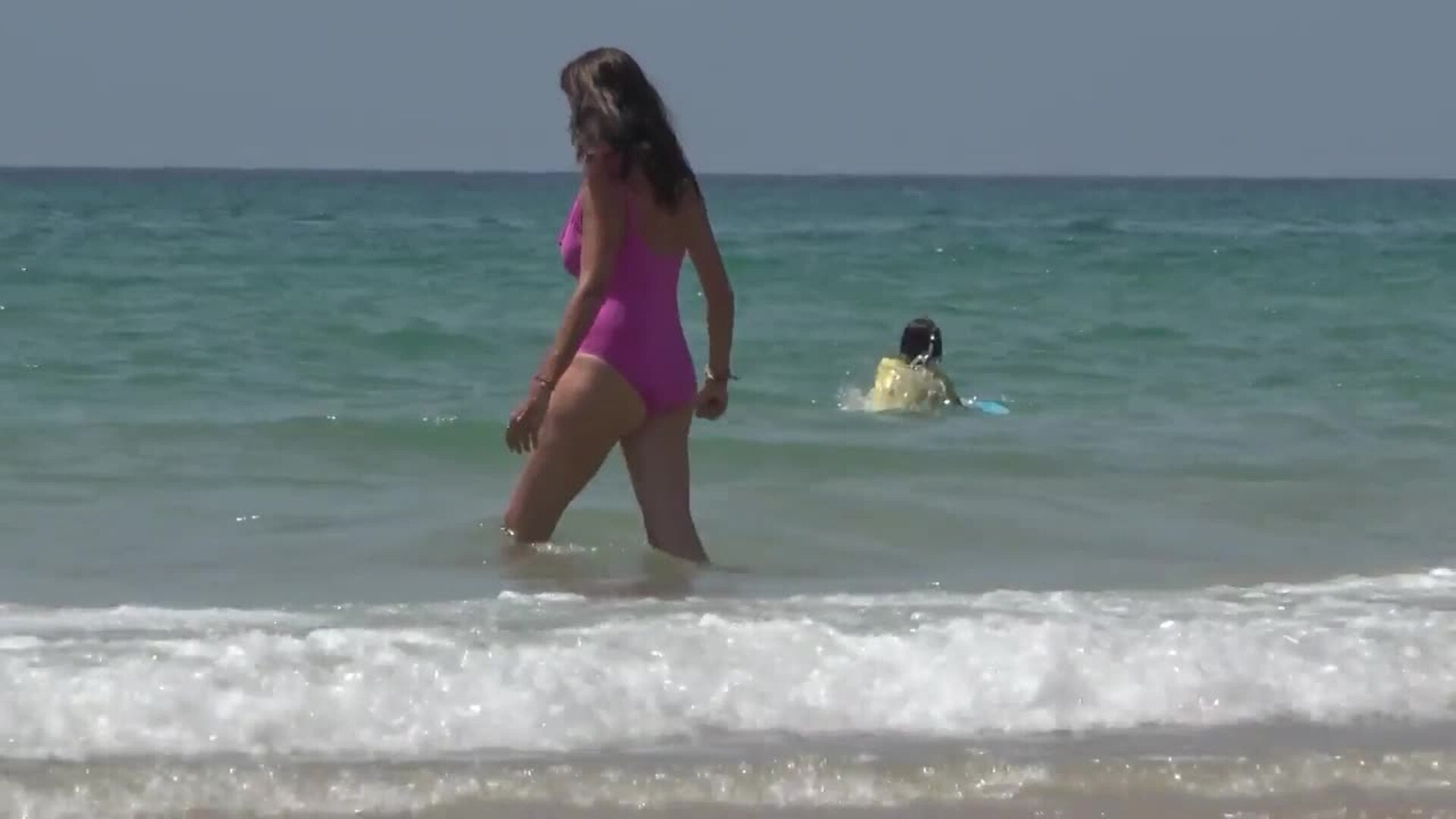 Paz Padilla presume de cuerpo en bañador durante un divertido día de playa en familia