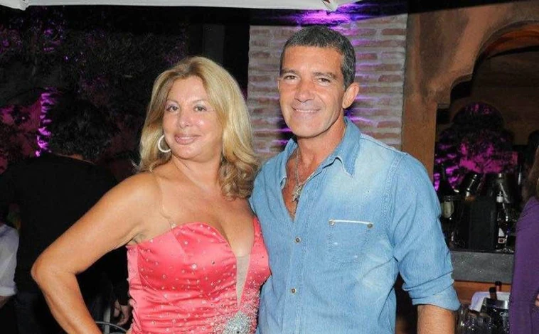 Imagen principal - Arriba, Olivia Valère con Antonio Banderas. Izquierda, la reina de la noche marbellí con Philippe Valère y Sara Montiel. Derecha, la empresaria francesa con Julio Iglesias