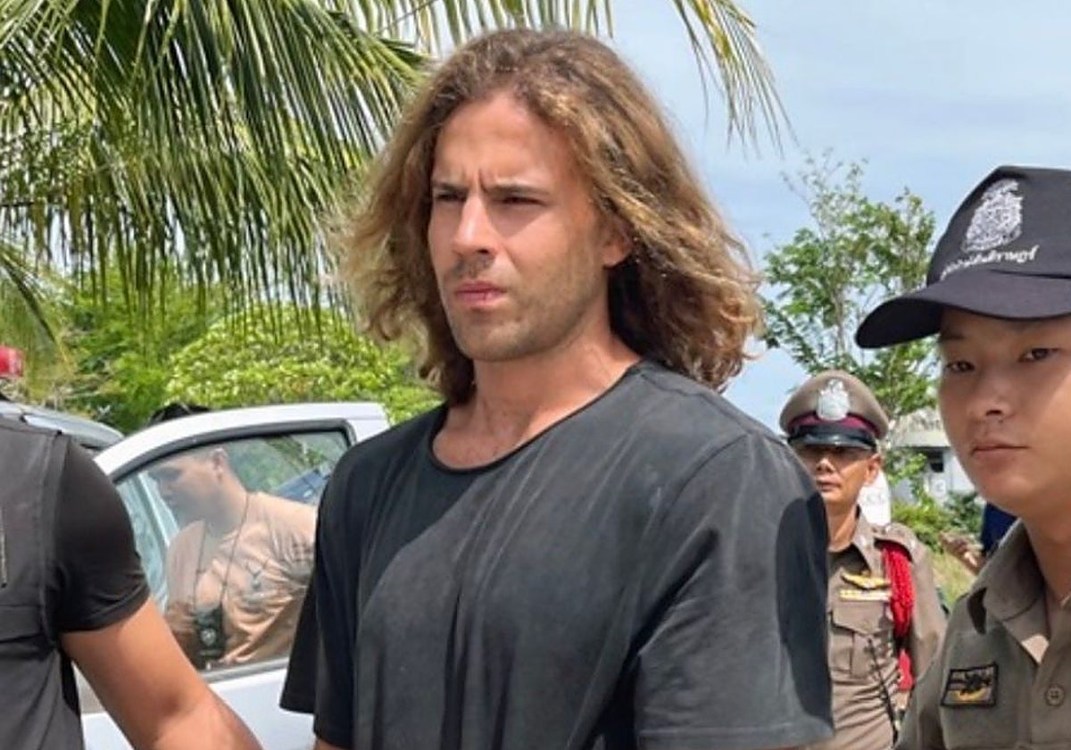 Daniel Sancho, tras ser detenido, con la policía tailandesa