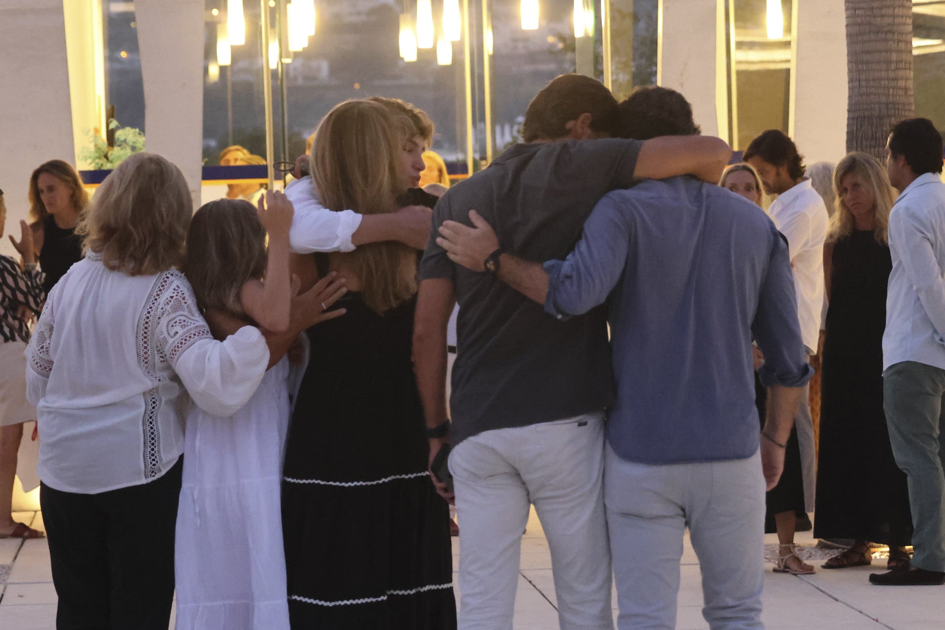 Carla Goyanes, Jorge Benguría y Manuel Matos se abrazan junto a los hijos de Caritina, Minicari de 10 años y Pedro de 13 años 