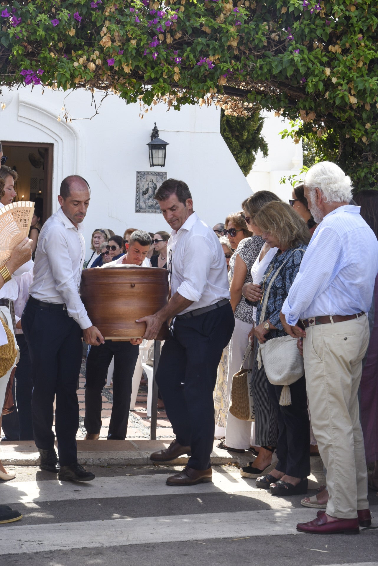 Salida del féreto de la a parroquia de la Inmaculada Concepción de Guadalmina 