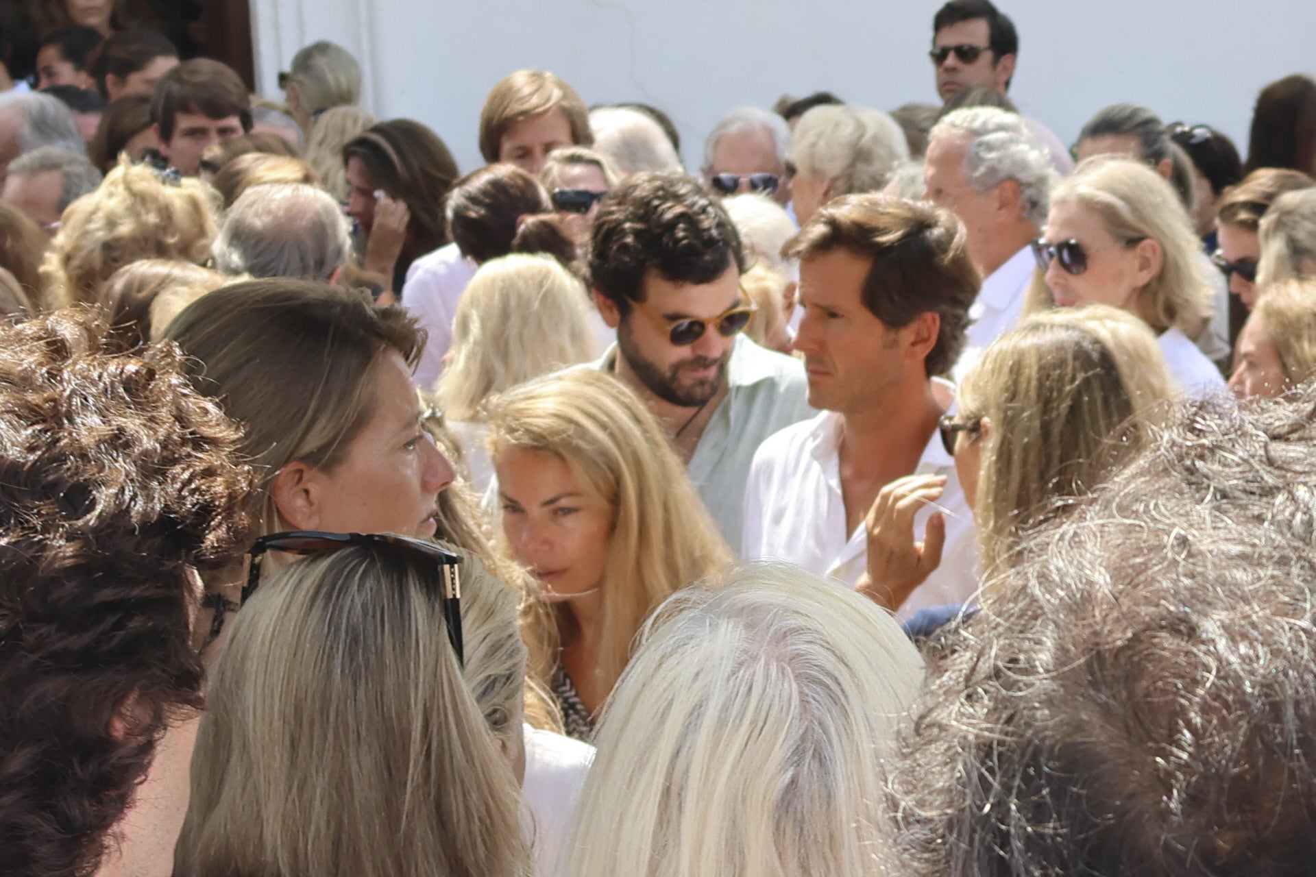 Carla Goyanes, su marido, Jorge Benguria y Antonio Matos dan el último adiós a Cartina Goyanes