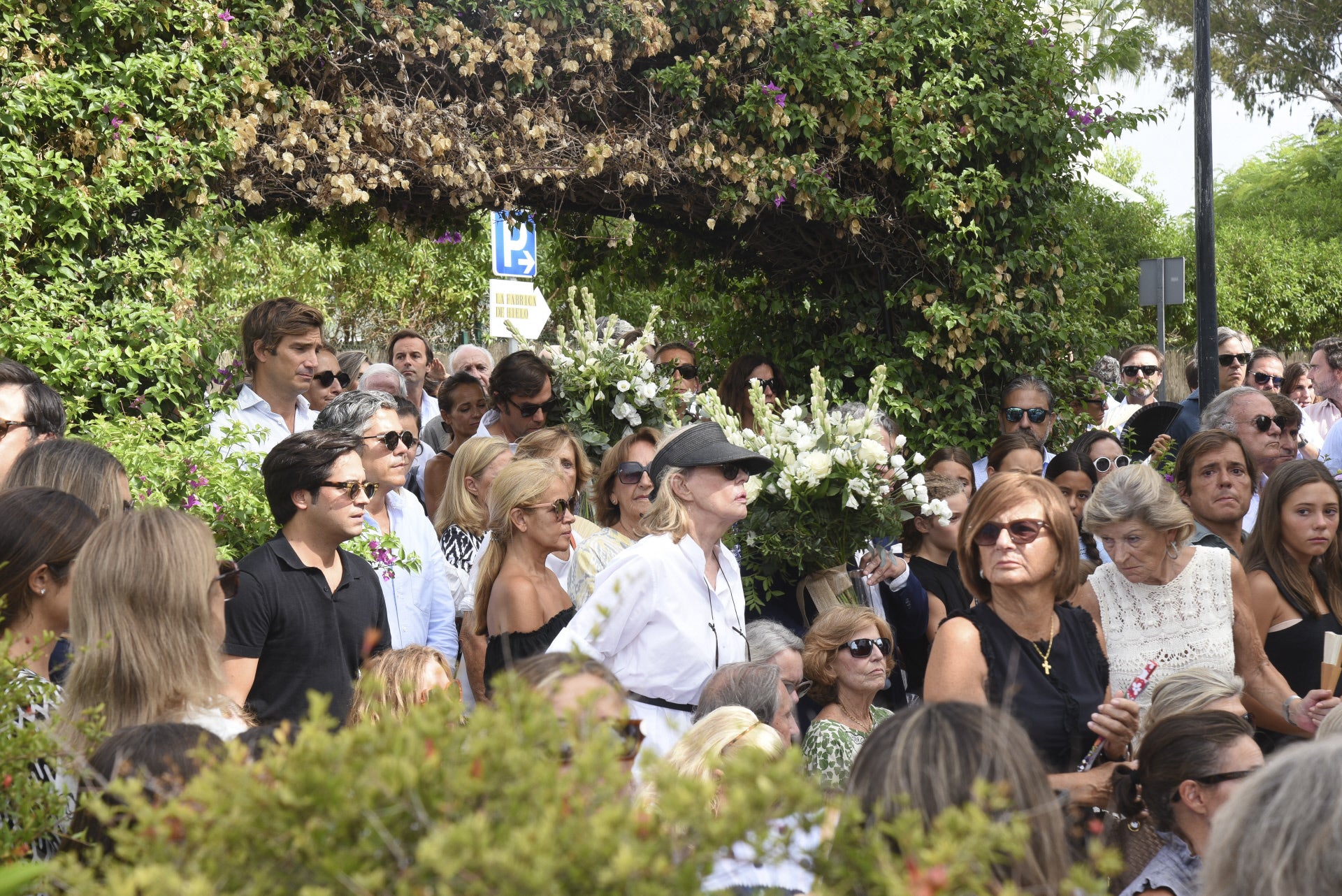 Muchos rostros conocidos se acercaban a despedir a Caritina Goyanes