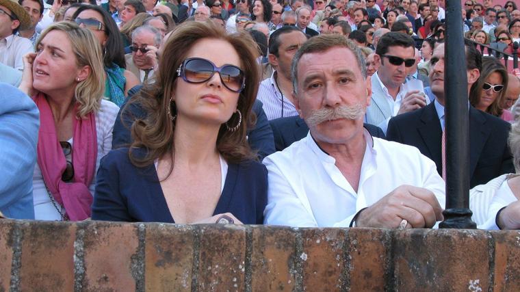 El abogado Marcos García-Montes con su mujer Isabel Ortega en la Plaza de Toros de la Maestranza