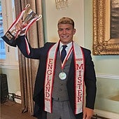 De Guardia Real británico a Míster Inglaterra 2024: así es Manuel Alcántara Turner