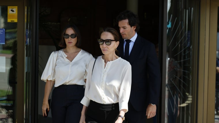 Isabel Preysler, Tamara Falcó e Íñigo Onieva a la salida del tanatorio