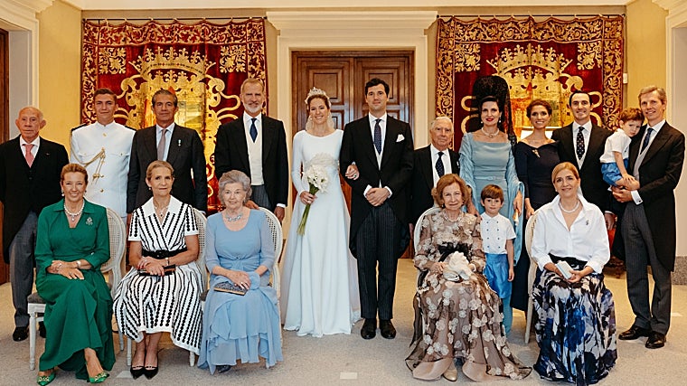 Fotografía de familia de la boda de Victoria López-Quesada y Enrique Moreno de la Cova.