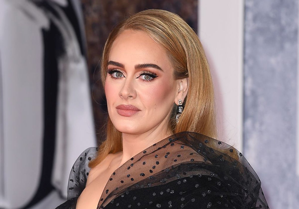 Adele parodia a los medios de comunicación creando su propio periódico ficticio con noticias de sus conciertos en Múnich
