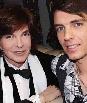 Imagen secundaria 2 - Arriba, Camilo Sesto durante la presentación de su disco 'Camilo 70'. Izquierda, foto frontal del mausoleo al que se trasladarán sus cenizas el próximo 16 de septiembre. Derecha, el cantante con su hijo, Camilo Blanes, que fue su heredero 