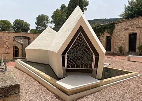 Imagen secundaria 1 - Arriba, Camilo Sesto durante la presentación de su disco 'Camilo 70'. Izquierda, foto frontal del mausoleo al que se trasladarán sus cenizas el próximo 16 de septiembre. Derecha, el cantante con su hijo, Camilo Blanes, que fue su heredero 