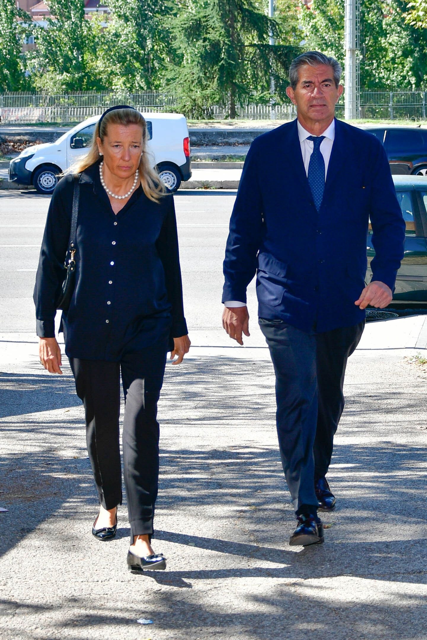 Cristina de Borbón-Dos Sicilias y Pedro-López Quesada en el entierro de Juan Gómez-Acebo