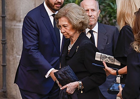 Imagen secundaria 1 - Arriba, Don Juan Carlos de Borbón llegando a la misa funeral de su sobrino Juan Gómez-Acebo. Izquierda, Doña Sofía. Derecha, la Infanta Cristina