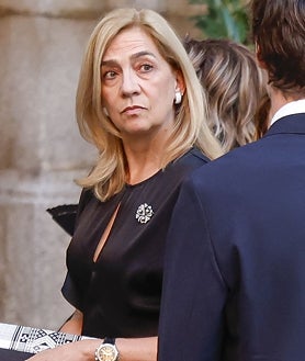 Imagen secundaria 2 - Arriba, Don Juan Carlos de Borbón llegando a la misa funeral de su sobrino Juan Gómez-Acebo. Izquierda, Doña Sofía. Derecha, la Infanta Cristina