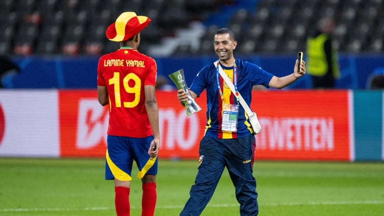 Lamine Yamal y su padre, Mounir, en la final de la Eurocopa