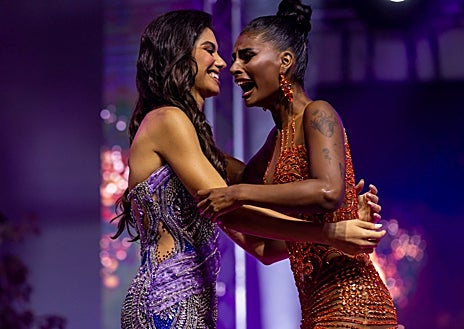 Imagen secundaria 1 - Arriba, Michelle Jiménez junto a las otras dos finalistas, Comunidad Valenciana y Andalucía. Izquierda, el momento en el que fue nombrada como Miss Universo España 2024. Derecha, en el desfile de traje de baño