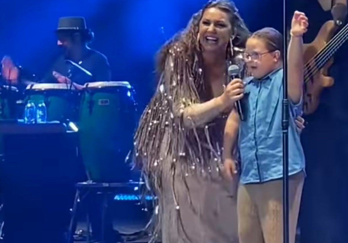 Niña Pastori y Lola, juntas en el escenario durante un concierto la semana pasada