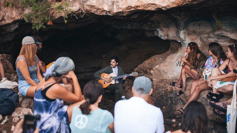 Un recital de Posidonia en la entrada de una cueva