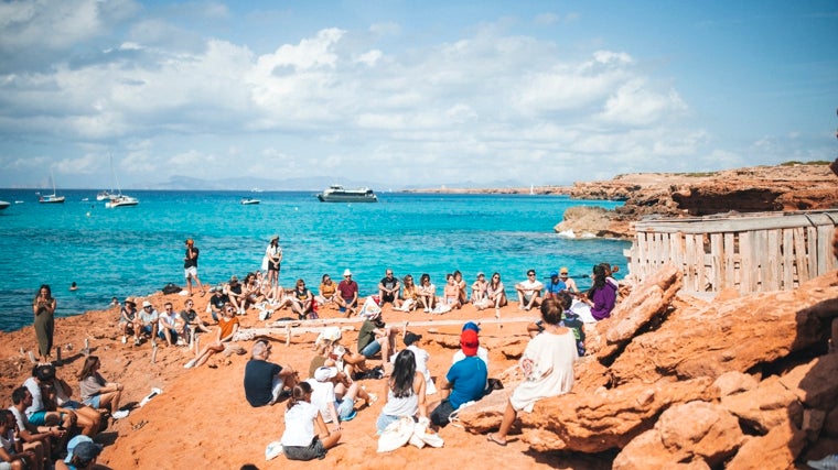 UN concierto del festival Posidonia en una cala