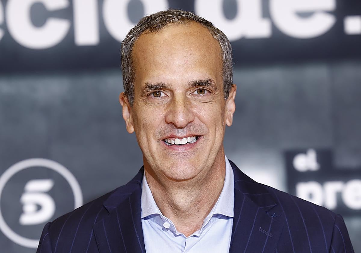 La vida personal de Santi Acosta, presentador de 'De Viernes': mujer, tres hijos y una sonada ruptura con una periodista