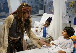 Johnny Depp sorprende a los niños del Hospital de Donostia vestido de Jack Sparrow