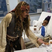 Johnny Depp sorprende a los niños del Hospital de Donostia vestido de Jack Sparrow