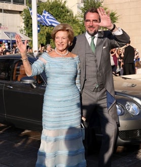 Imagen secundaria 2 - Arriba, Doña Sofía junto a sus hijas, las Infantas Cristina y Elena y sus nietos, Irene, Juan y Miguel Urdangarín. Izquierda, Pablo de Grecia acompañando a la novia, Teodora, a la entrada de la iglesia. Derecha, Ana María de Dinamarca, madre de la novia, junto a su hijo Nicolás