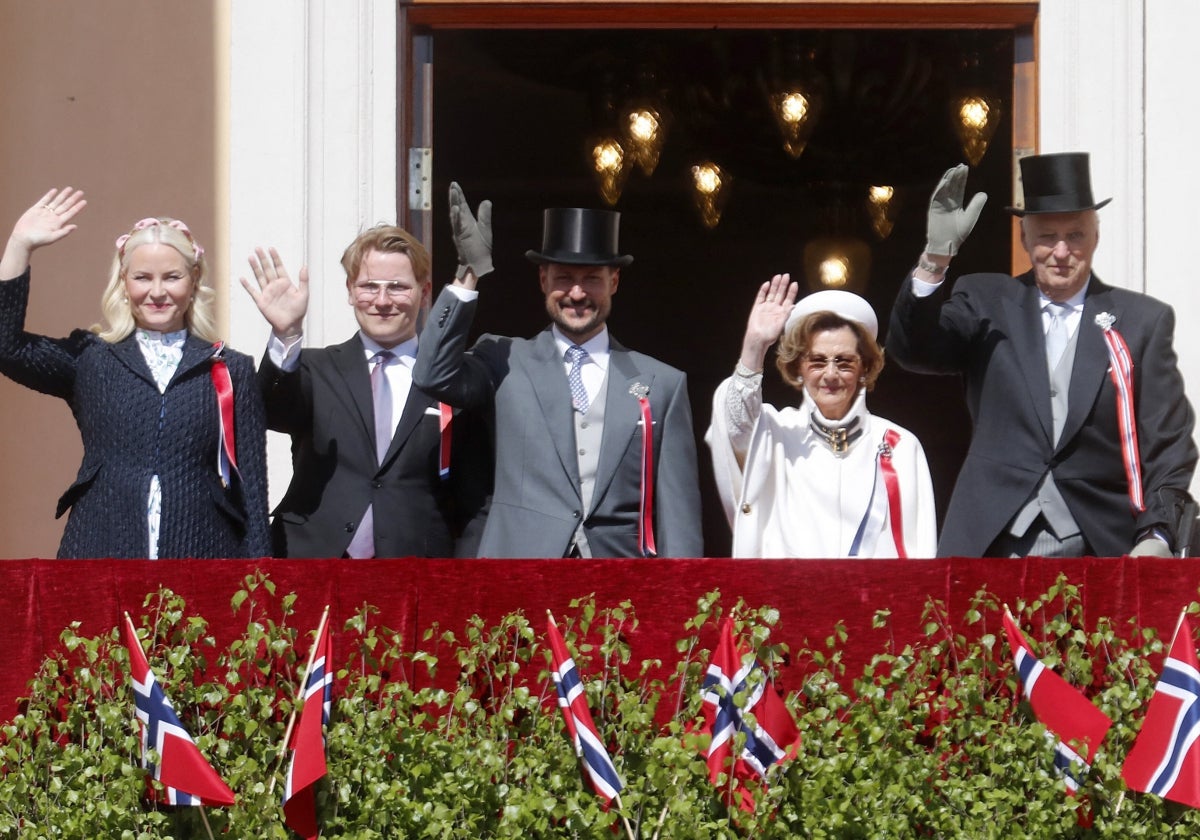 La Princesa Mette-Marit, Sverre Magnus, el Príncipe Haakon, la Reina Sonia y el Rey Harald, en una imagen reciente.