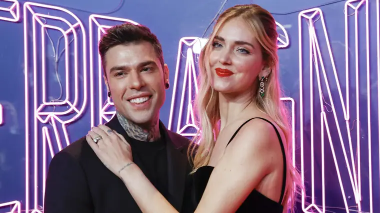 Chiara Ferragni y Fedez posando juntos en un evento