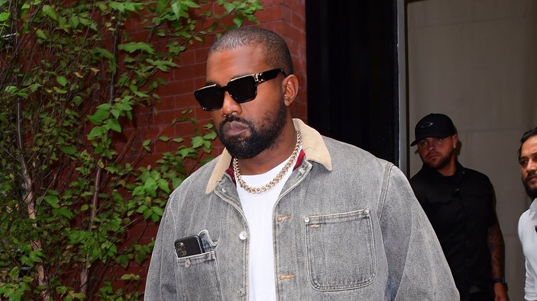 Exasistente de Kanye West lo acusa de usar su oficina como un «patio de recreo sexual»