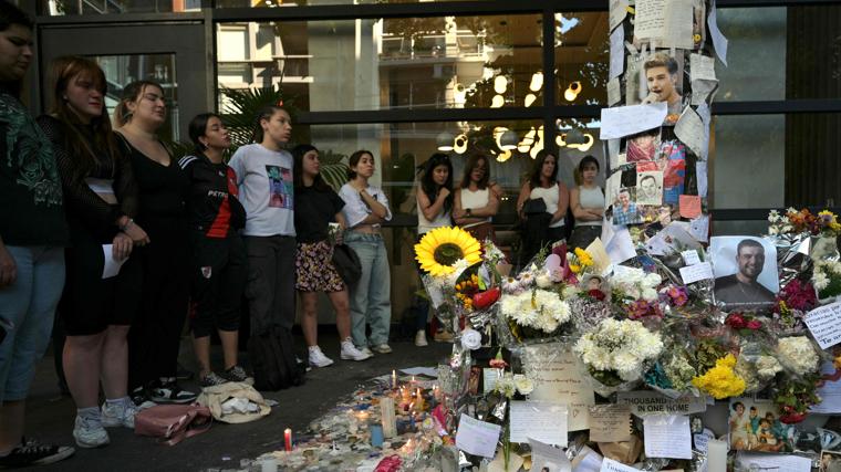 Los fans de Liam Payne rinden tributo al exmiembro de One Direction en la puerta del hotel donde falleció