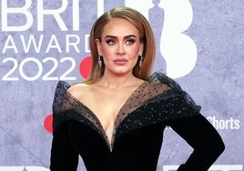 Adele revela que sufre pérdida de audición en un oído tras infectarse con una bacteria presente en el agua