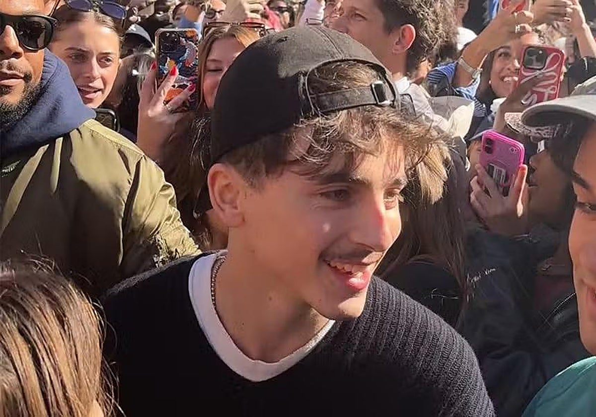 El actor Timothée Chalamet desata la locura en Nueva York al presentarse a un concurso de dobles suyos