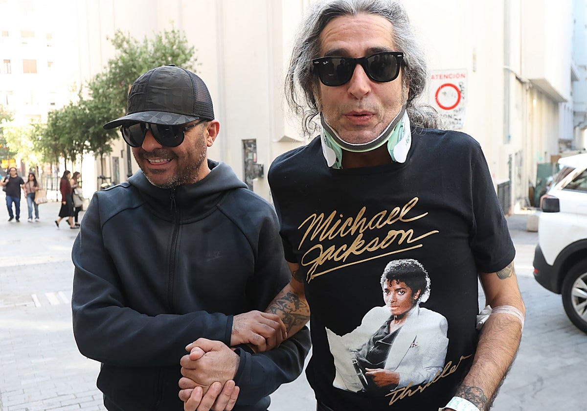 Mario Vaquerizo, con un amigo paseando por las calles de Madrid con su collarín puesto.