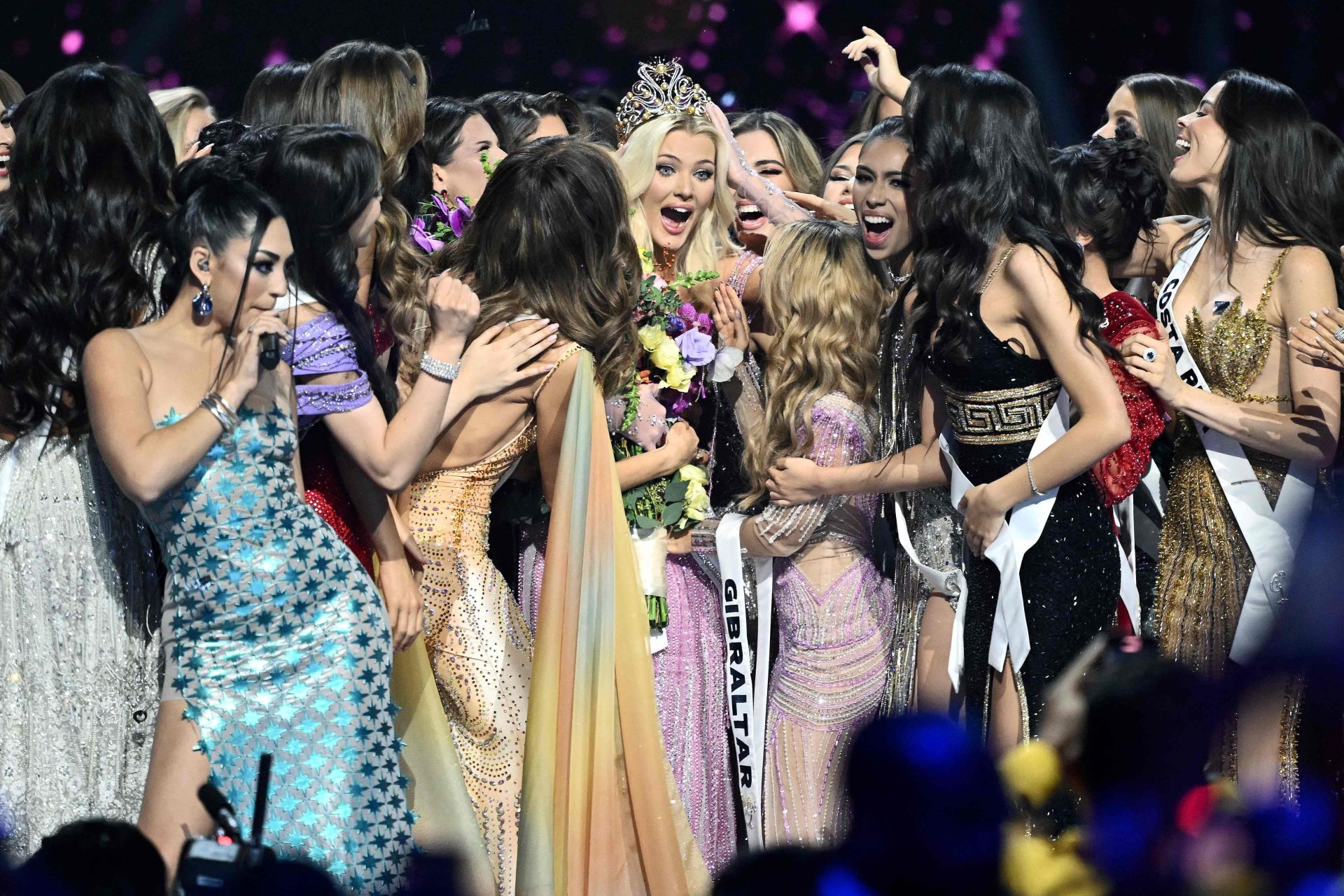 Victoria Kjaer, rodeada de todas sus compañeras tras ser coronada como  Miss Universo.